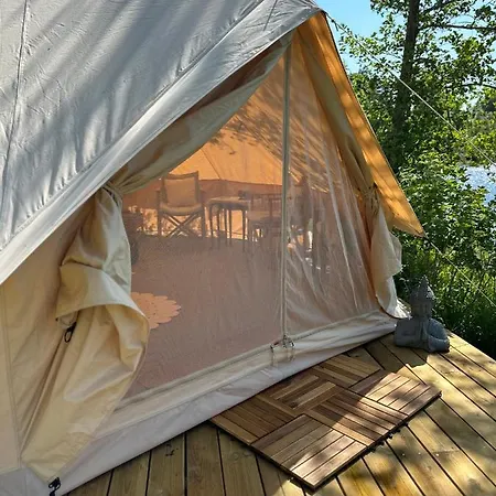 Glamping On Idyllic Lake, Paddle Boards & Rowboat Lyxtält