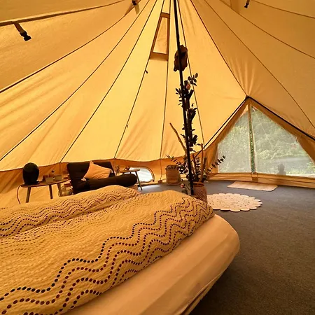 Glamping On Idyllic Lake, Paddle Boards & Rowboat Lyxtält