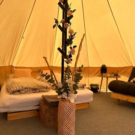 Lüks kamp alanı Glamping On Idyllic Lake, Paddle Boards & Rowboat *