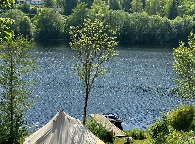 Glamping On Idyllic Lake, Paddle Boards & Rowboat Lyxtält
