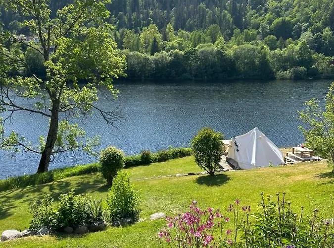 Glamping On Idyllic Lake, Paddle Boards & Rowboat *