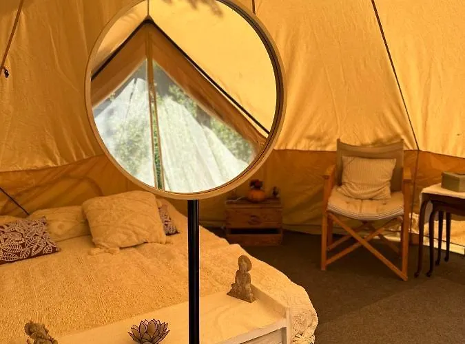 Glamping On Idyllic Lake, Paddle Boards & Rowboat Lyxtält