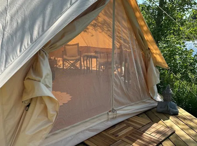 Glamping On Idyllic Lake, Paddle Boards & Rowboat Lyxtält