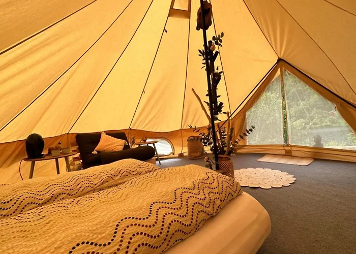 Glamping On Idyllic Lake, Paddle Boards & Rowboat Lyxtält