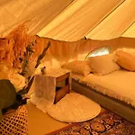 Glamping On Idyllic Lake, Paddle Boards & Rowboat Lüks kamp alanı