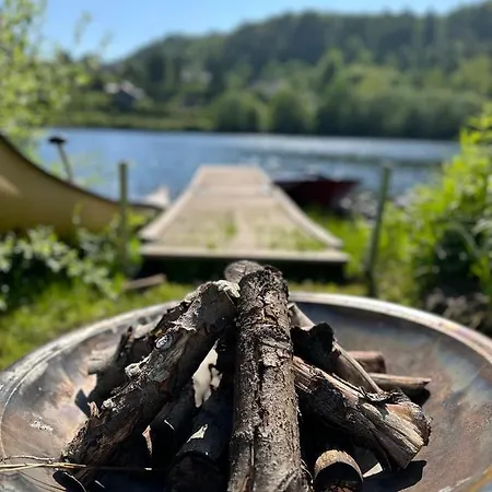 Glamping On Idyllic Lake, Paddle Boards & Rowboat ラグジュアリーテント *