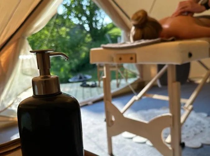 Luxury tent Glamping On Idyllic Lake, Paddle Boards & Rowboat *