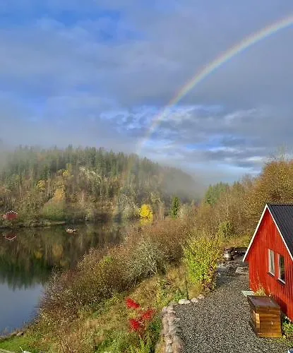 Luxury tent Glamping On Idyllic Lake, Paddle Boards & Rowboat *