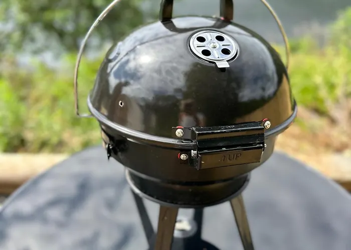 Luxury tent Glamping On Idyllic Lake, Paddle Boards & Rowboat