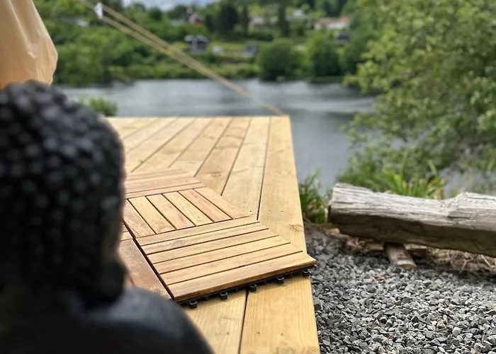 Luxury tent Glamping On Idyllic Lake, Paddle Boards & Rowboat *