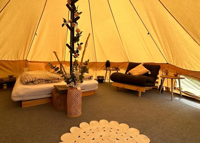 Luxury tent Glamping On Idyllic Lake, Paddle Boards & Rowboat